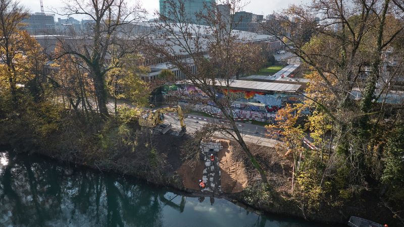 Remise à ciel ouvert de la Drize, PAV, Genève – Secteur Arve : évacuation de l’eau de la rivière à l’endroit de la future embouchure – Loris von Siebenthal